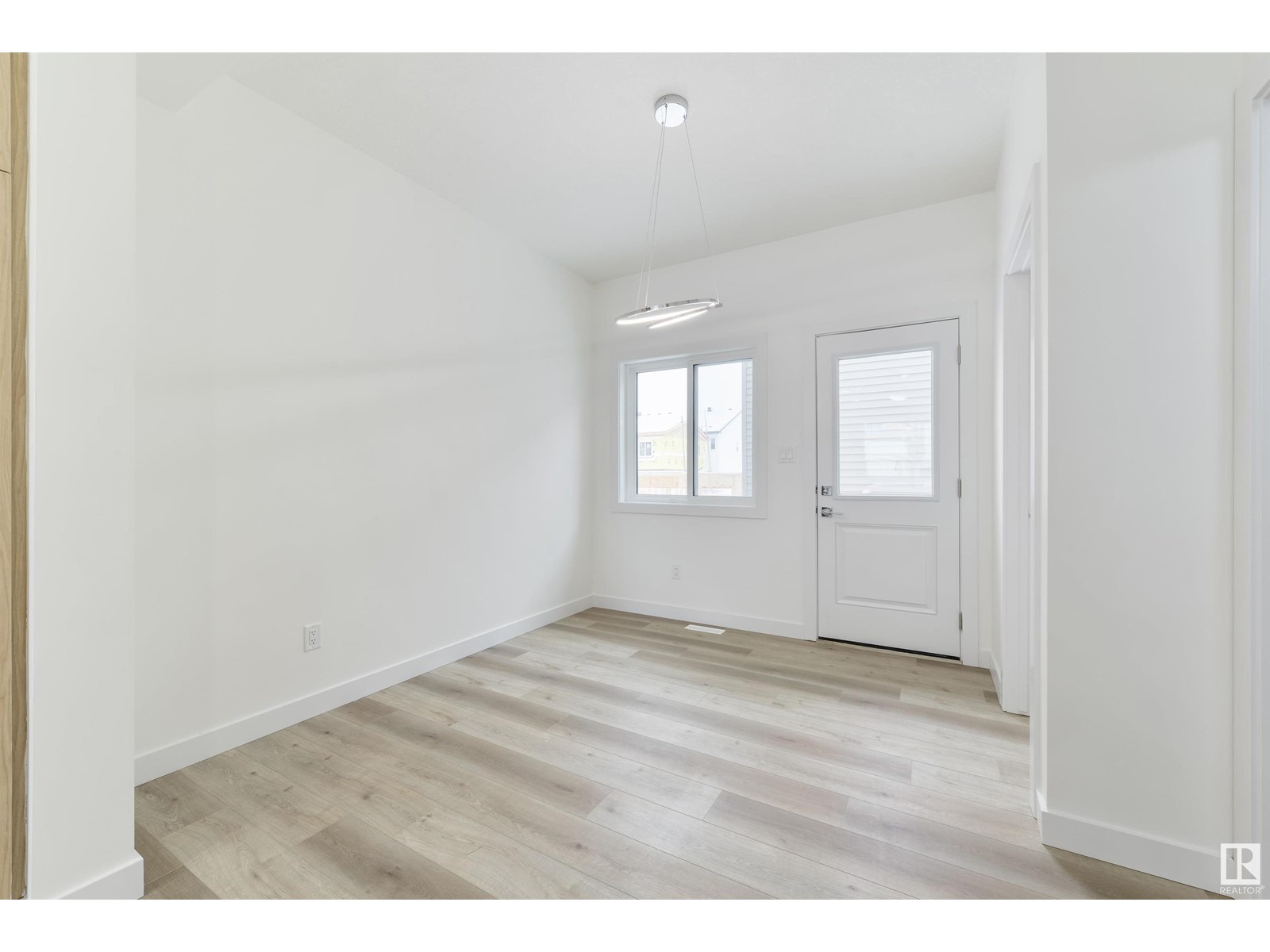Property at 136 28 ST NW image 5
