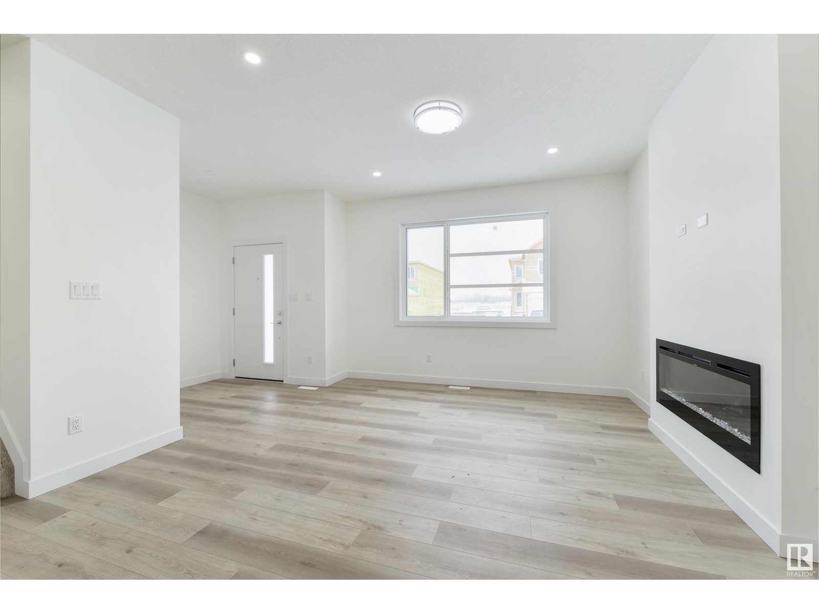 Property at 136 28 ST NW image 3