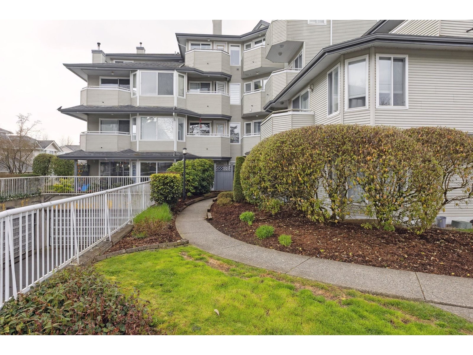 304 12130 80 Avenue, Surrey, British Columbia  V3W 0V2 - Photo 4 - R2986416
