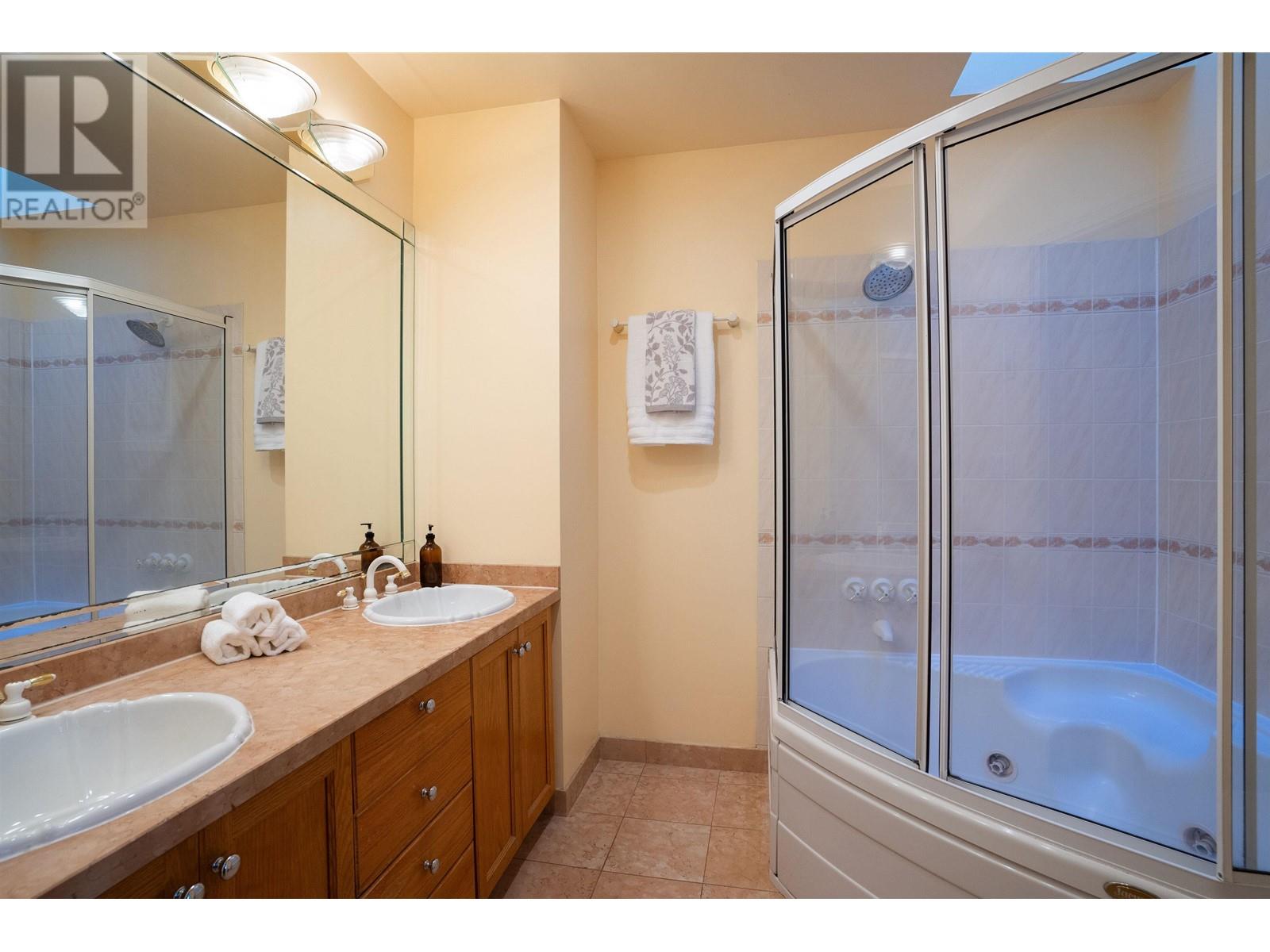 Listing Picture 20 of 36 : 3949 W 32ND AVENUE, Vancouver / 溫哥華 - 魯藝地產 Yvonne Lu Group - MLS Medallion Club Member