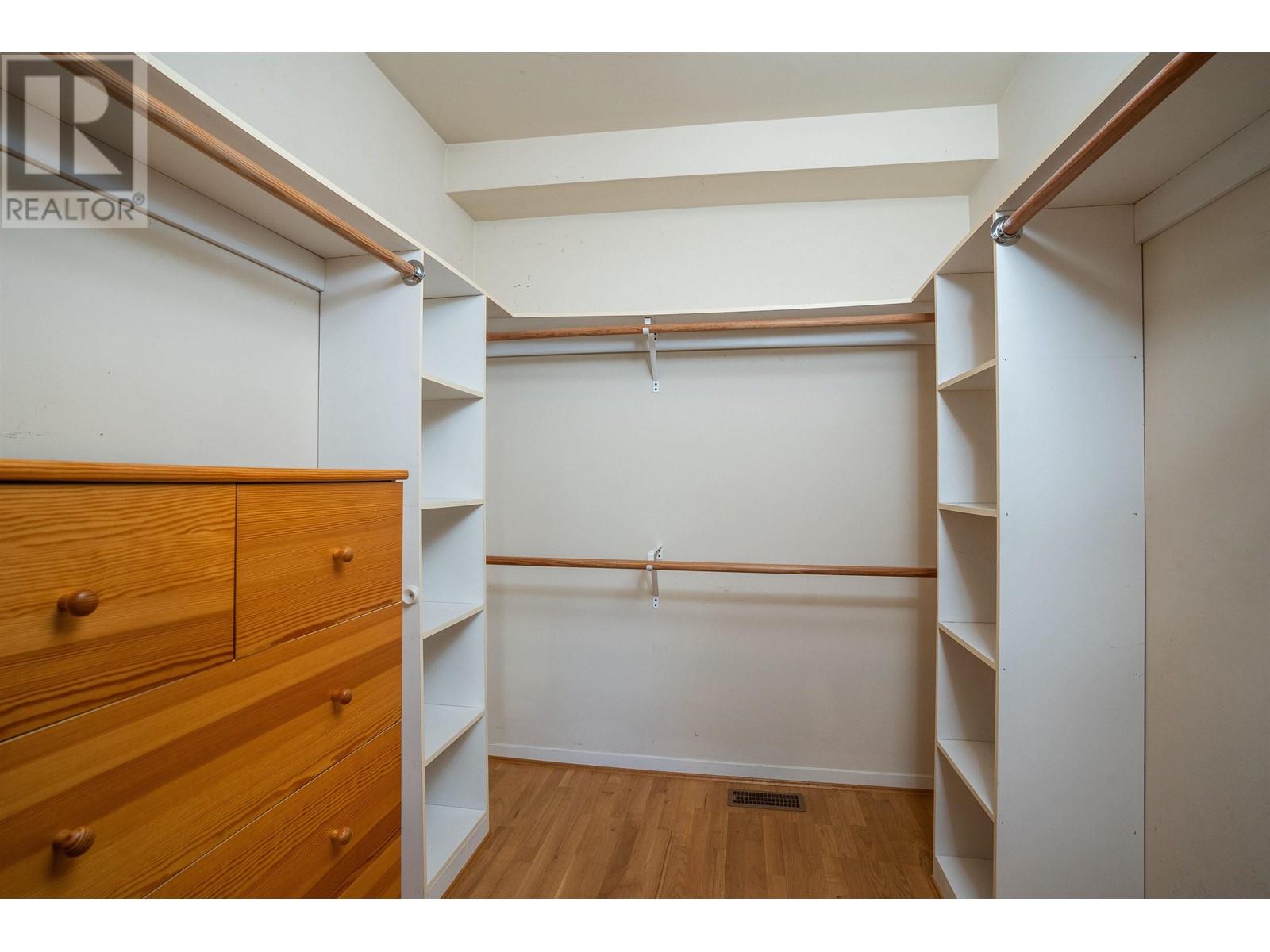 Listing Picture 19 of 36 : 3949 W 32ND AVENUE, Vancouver / 溫哥華 - 魯藝地產 Yvonne Lu Group - MLS Medallion Club Member