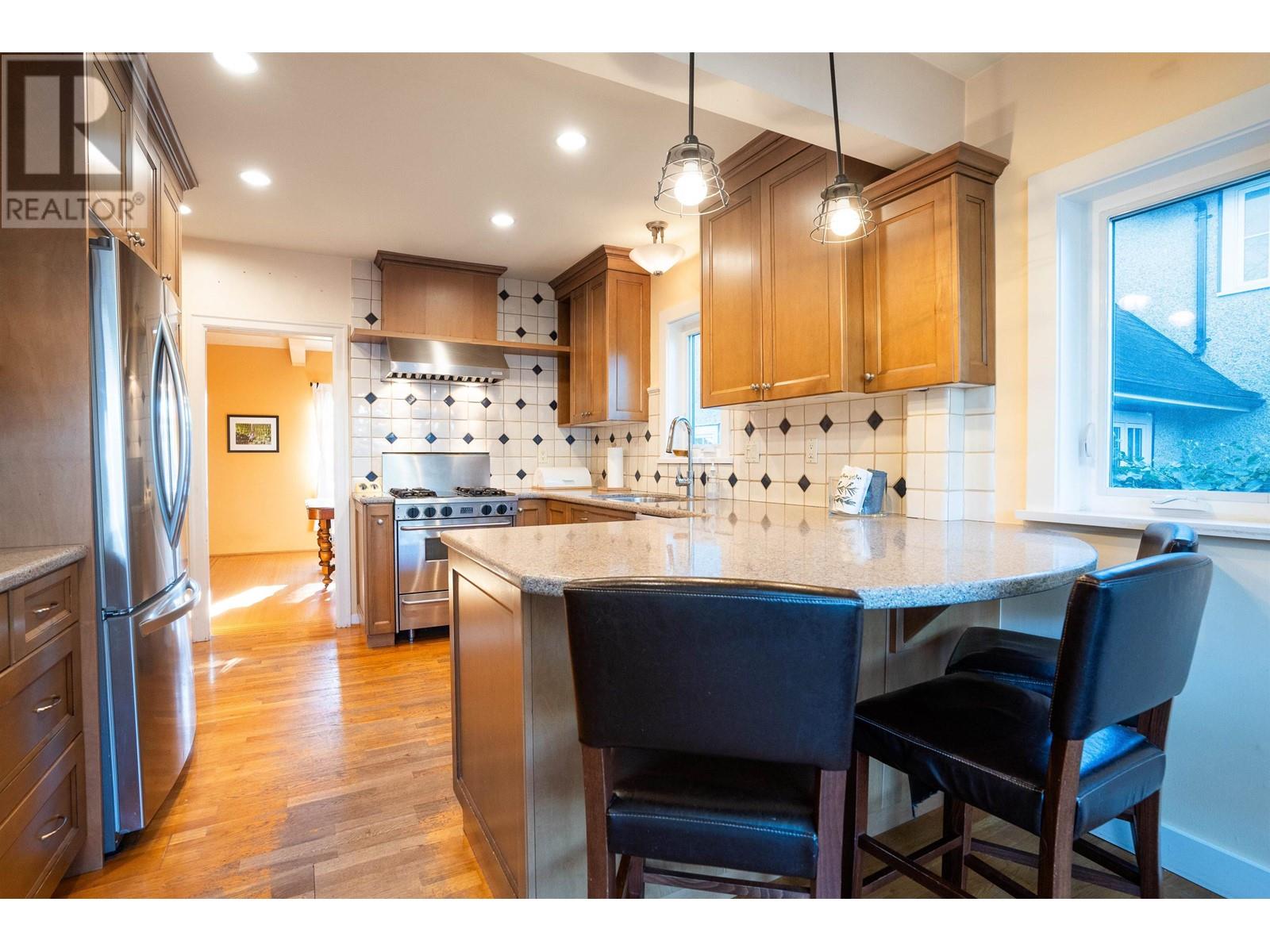 Listing Picture 13 of 36 : 3949 W 32ND AVENUE, Vancouver / 溫哥華 - 魯藝地產 Yvonne Lu Group - MLS Medallion Club Member