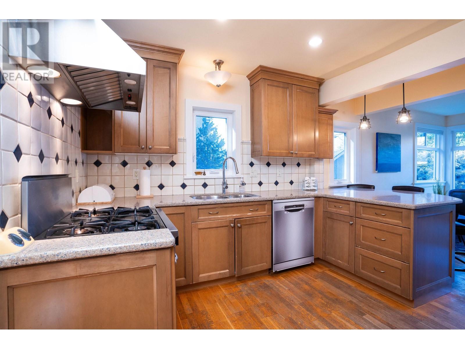 Listing Picture 9 of 36 : 3949 W 32ND AVENUE, Vancouver / 溫哥華 - 魯藝地產 Yvonne Lu Group - MLS Medallion Club Member