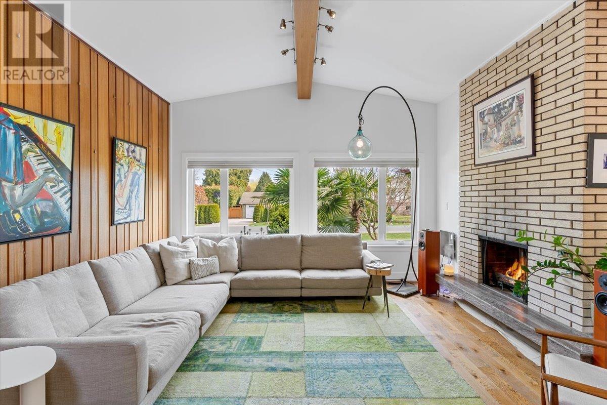 Property at 879 52A STREET image 3