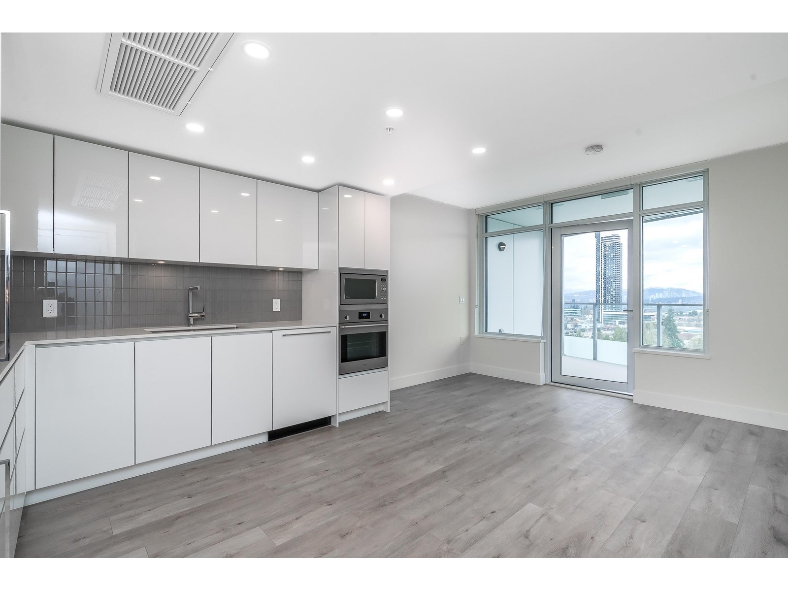 1207 10428 Whalley Boulevard, Surrey, British Columbia  V3T 5J6 - Photo 5 - R2983619