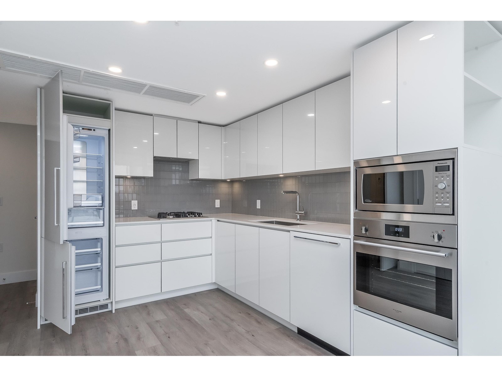 1207 10428 Whalley Boulevard, Surrey, British Columbia  V3T 5J6 - Photo 10 - R2983619