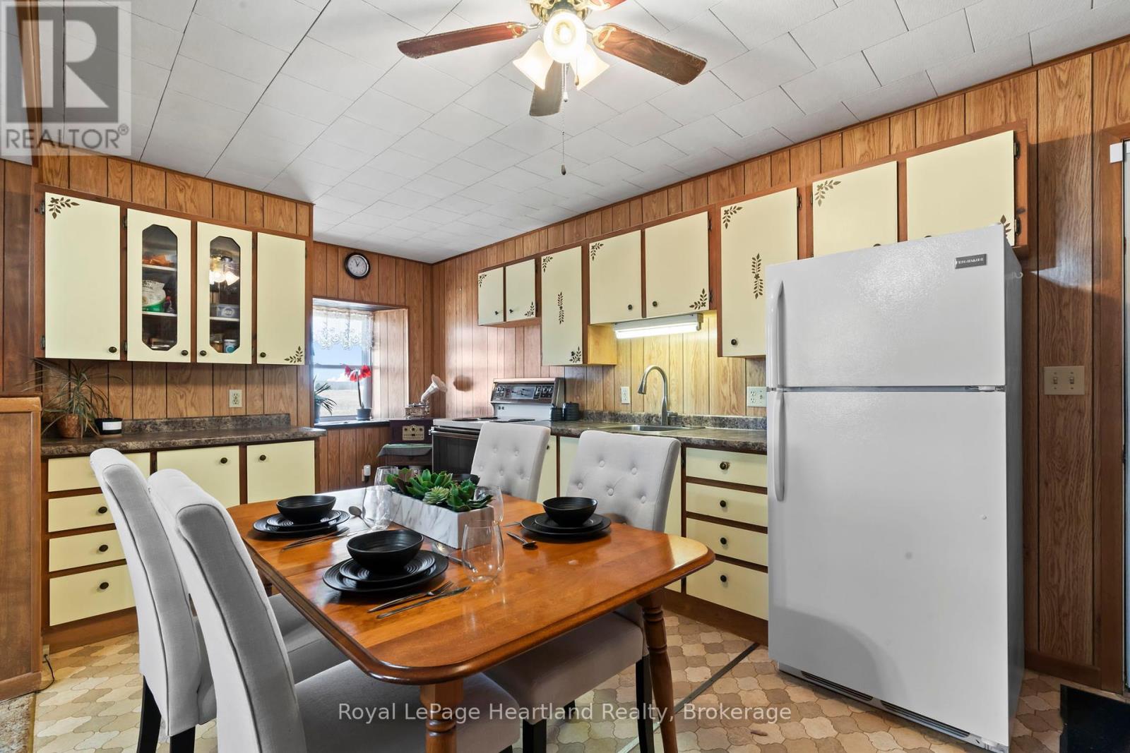 8558 Concession Rd 6, Mapleton, Ontario  N0G 2K0 - Photo 13 - X12063651