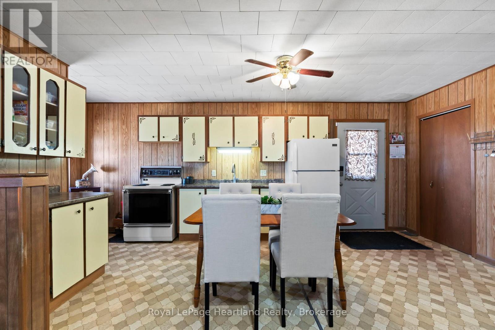 8558 Concession Rd 6, Mapleton, Ontario  N0G 2K0 - Photo 15 - X12063651