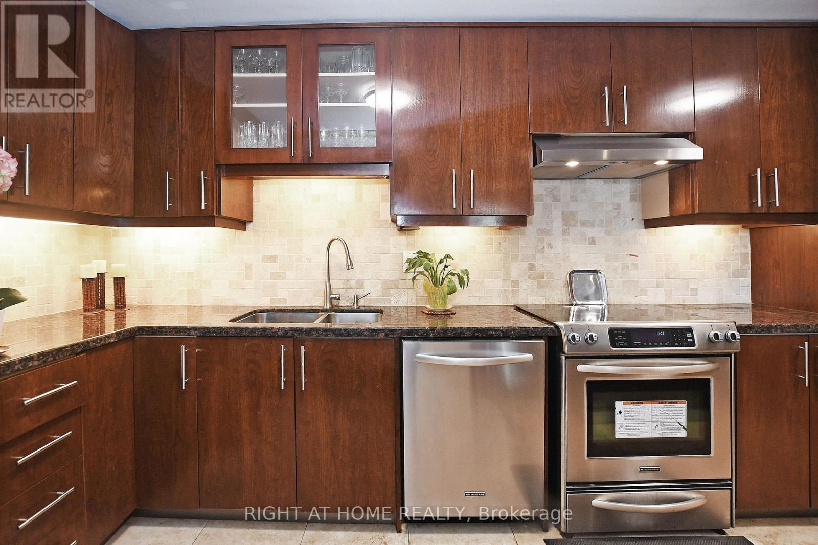 806 - 60 Inverlochy Boulevard, Markham, Ontario  L3T 4T7 - Photo 17 - N12063708