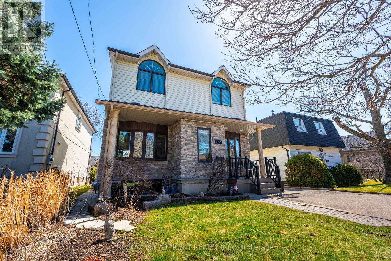 892 Sixth Street, Mississauga, Ontario  L5E 1N6 - Photo 1 - W12063675