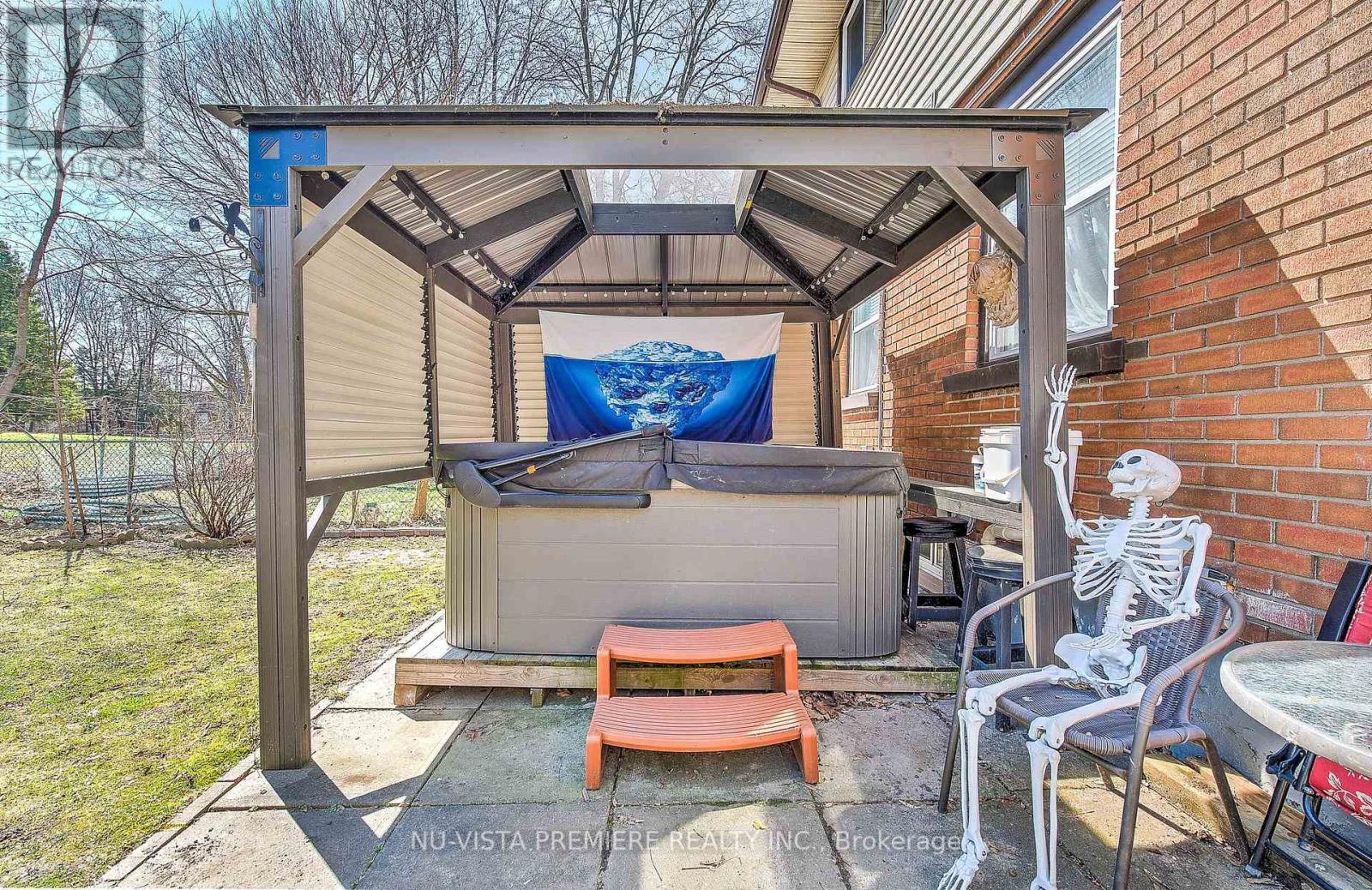 45 Mohegan Crescent, London East, Ontario  N5V 2X7 - Photo 32 - X12063850