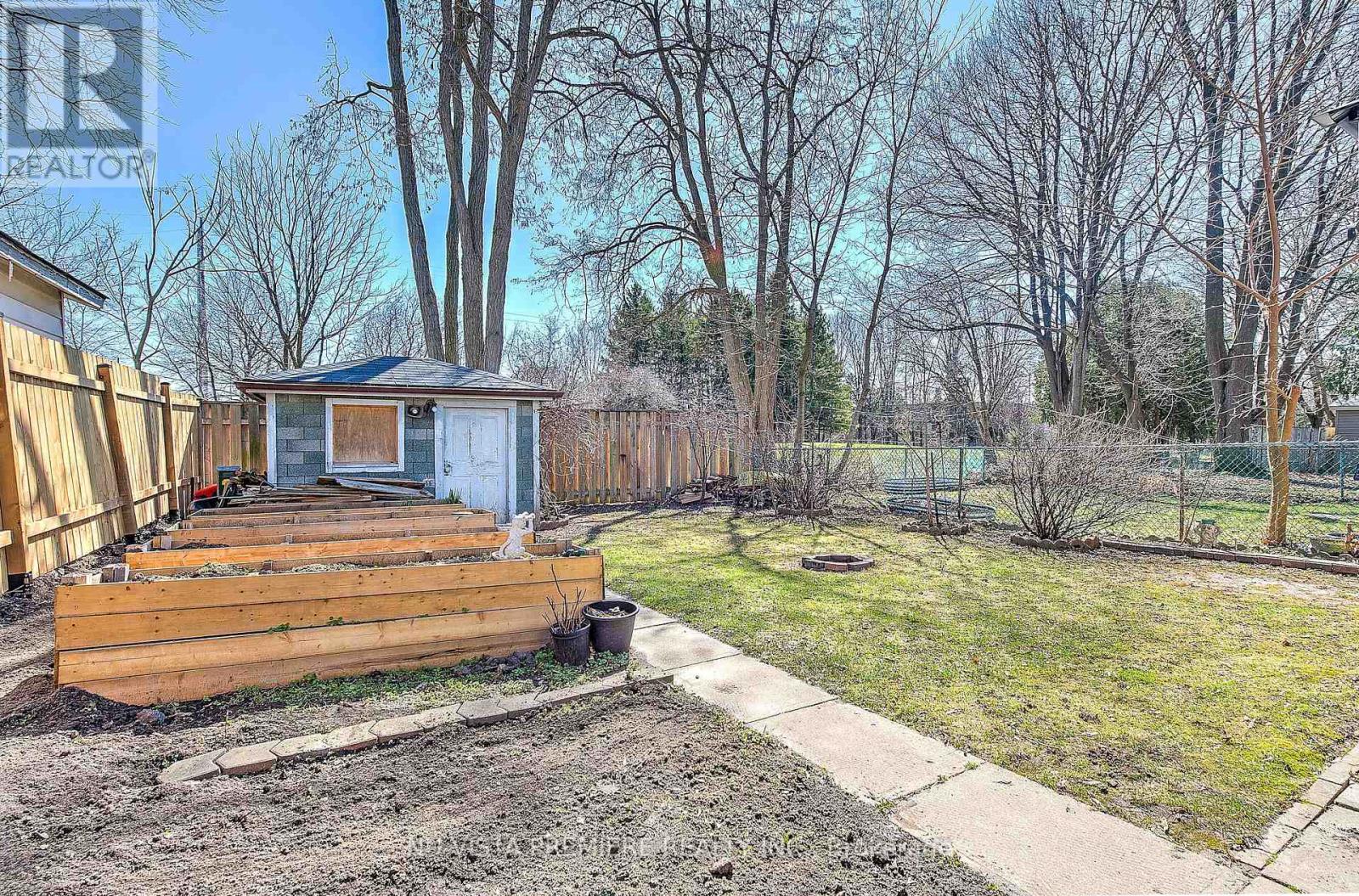 45 Mohegan Crescent, London East, Ontario  N5V 2X7 - Photo 33 - X12063850