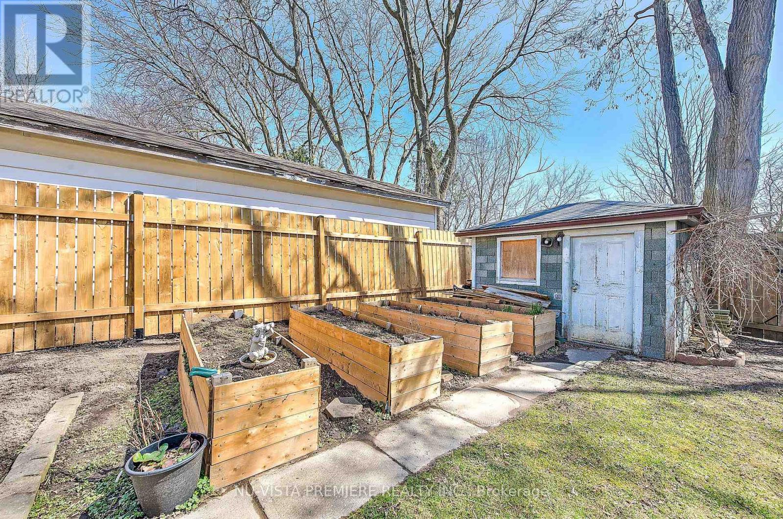 45 Mohegan Crescent, London East, Ontario  N5V 2X7 - Photo 35 - X12063850