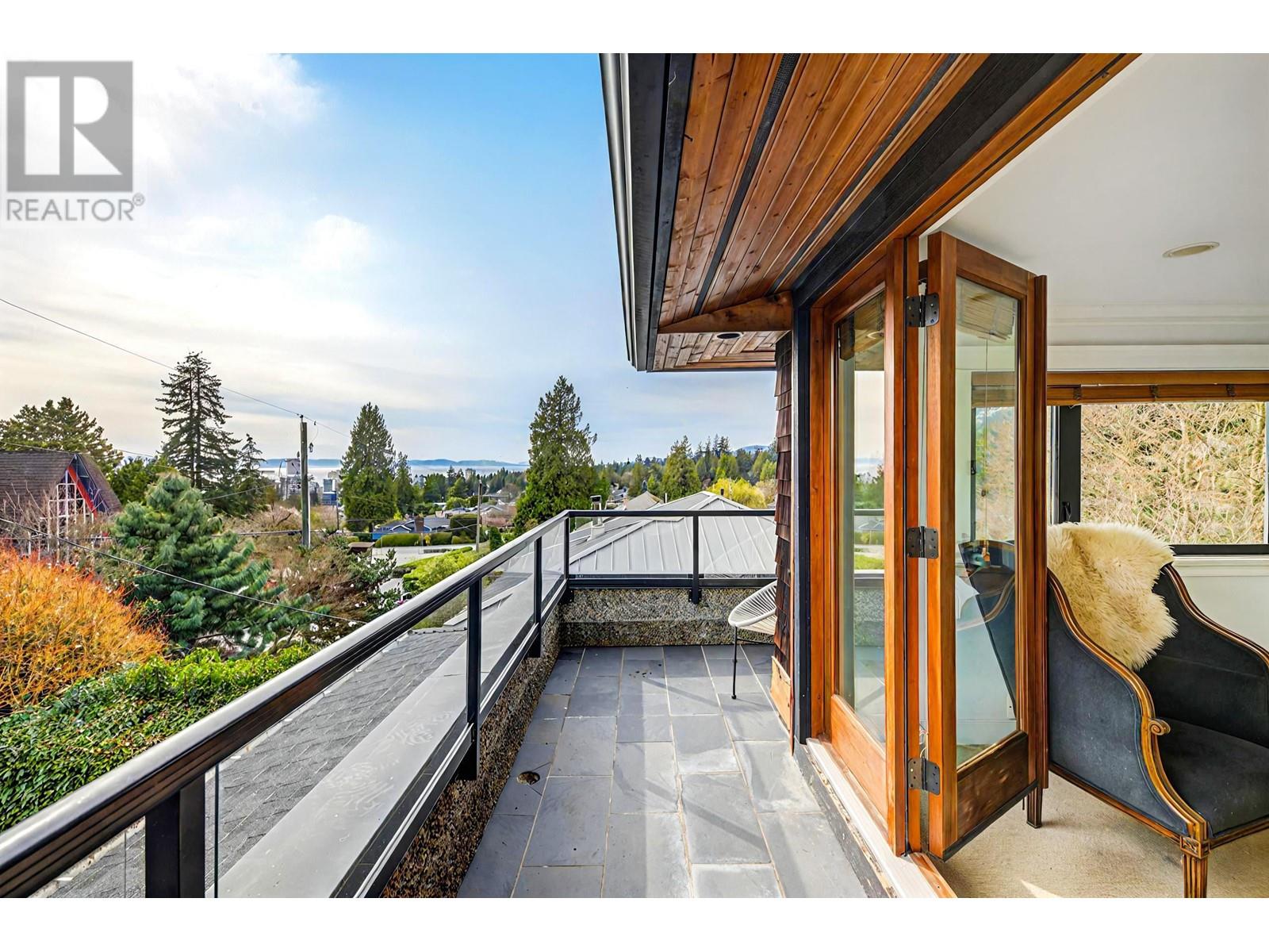 1031 Inglewood Avenue, West Vancouver, British Columbia  V7T 1Y1 - Photo 1 - R2985111