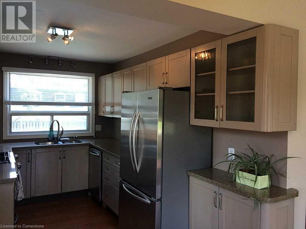 Property at 2232 QUEENSWAY Street image 3