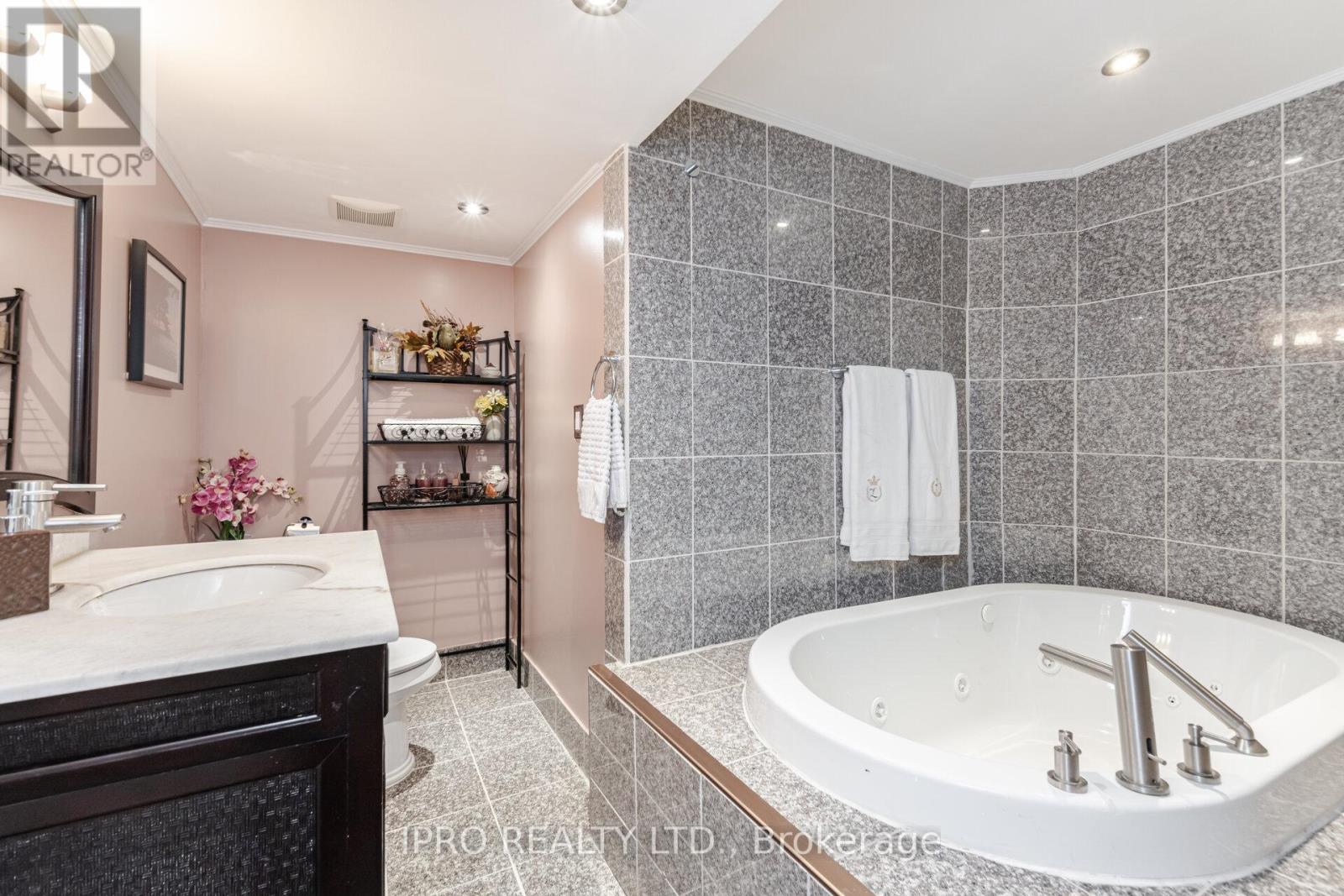 1615 Sir Monty's Drive, Mississauga, Ontario  L5N 4R1 - Photo 34 - W11995233