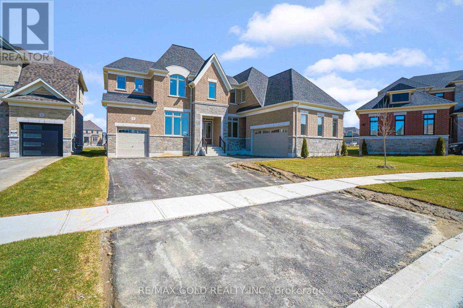 Property at 8 TWINLEAF CRESCENT image 4