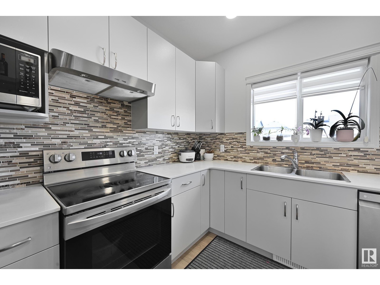 Property at 17716 63 ST NW image 4