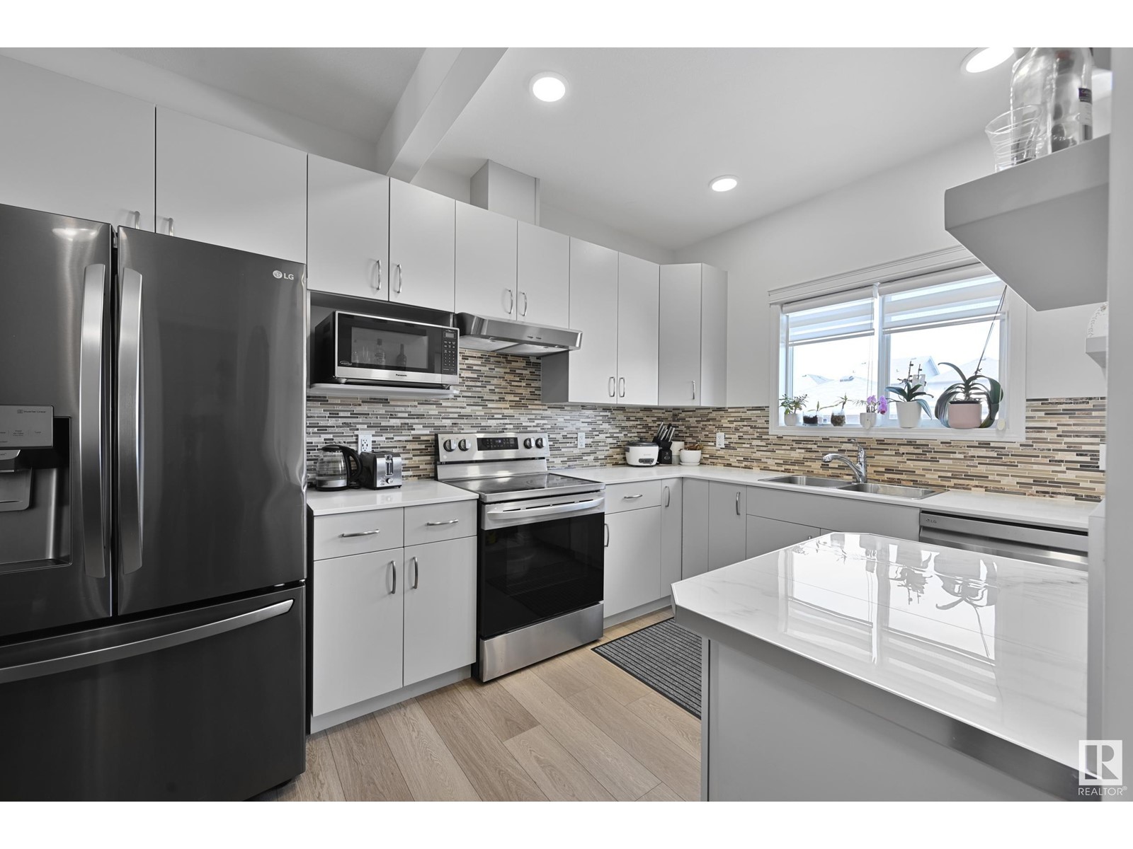 Property at 17716 63 ST NW image 3