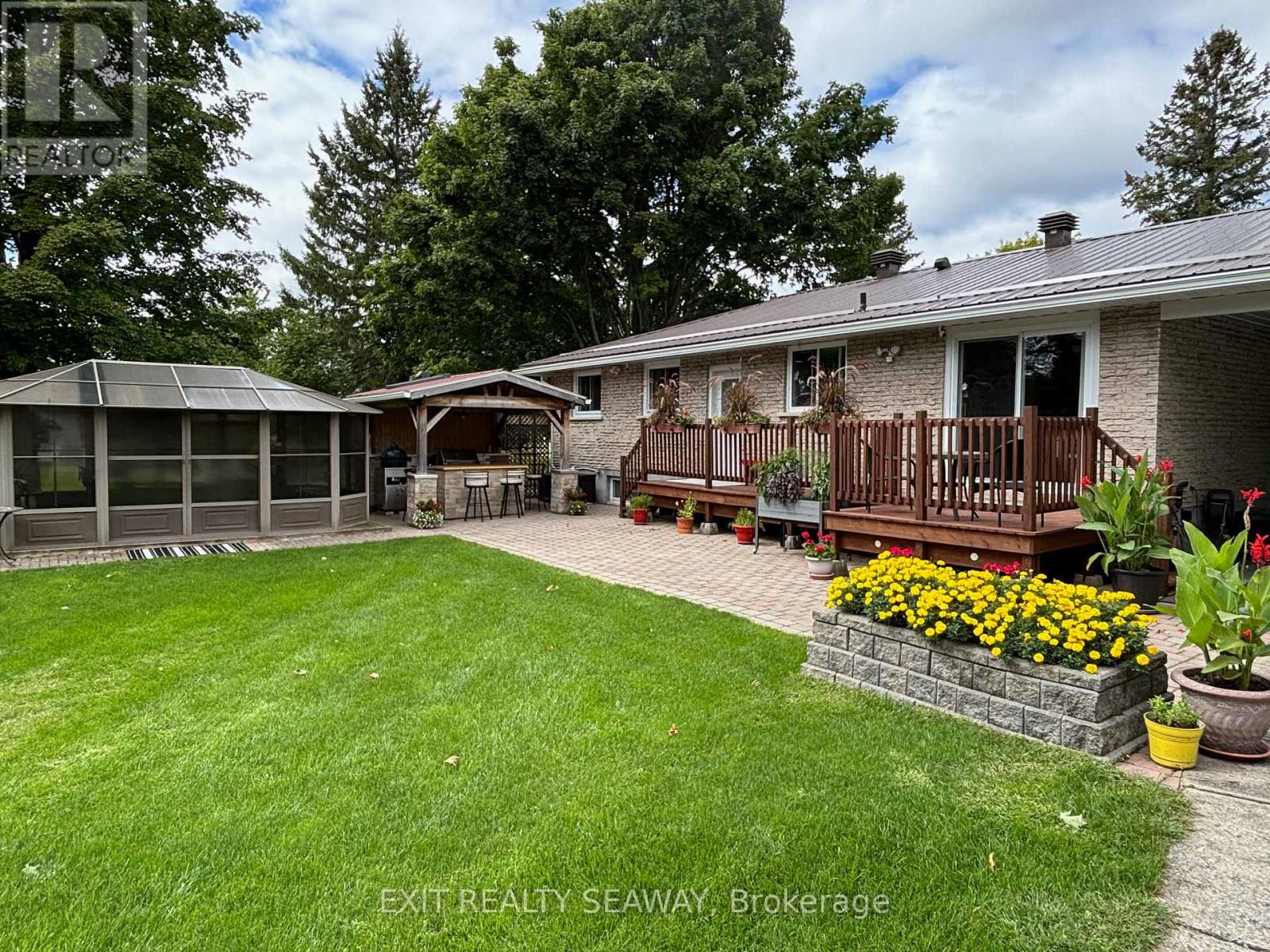 17300 Valade Road, South Stormont, Ontario  K0C 2A0 - Photo 32 - X12062220