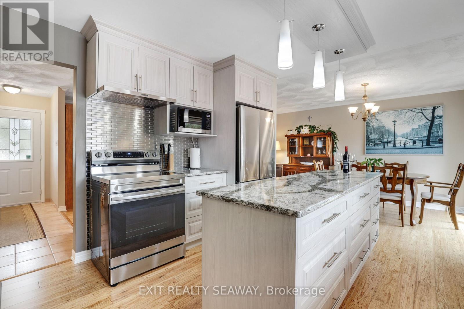17300 Valade Road, South Stormont, Ontario  K0C 2A0 - Photo 6 - X12062220