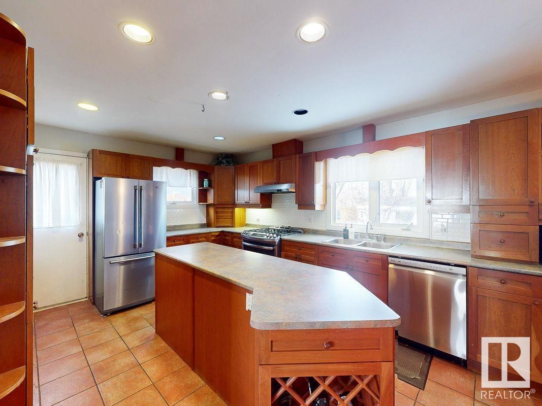 Property at 12 BENNETT PL image 3