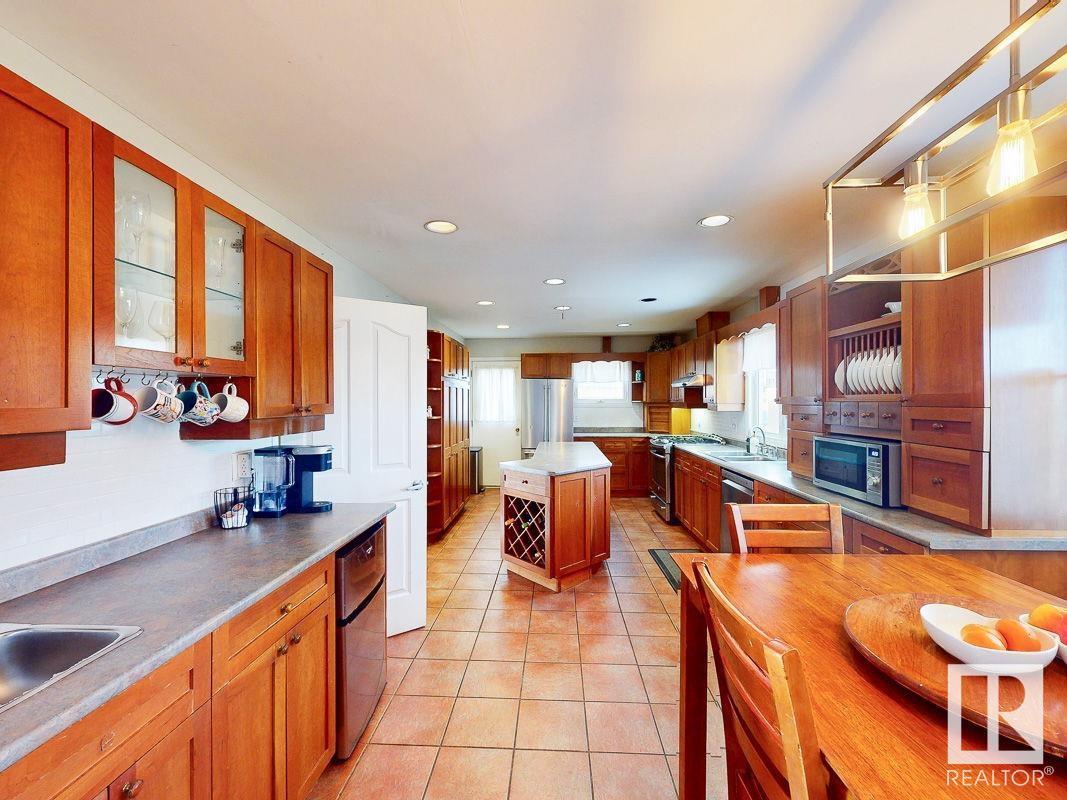 Property at 12 BENNETT PL image 4