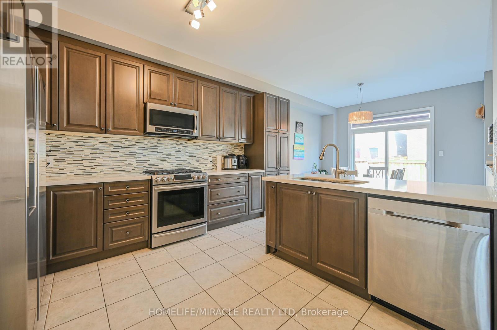 15 Fringetree Road, Brampton (Sandringham-Wellington North), Ontario  L6R 3V8 - Photo 7 - W12058715
