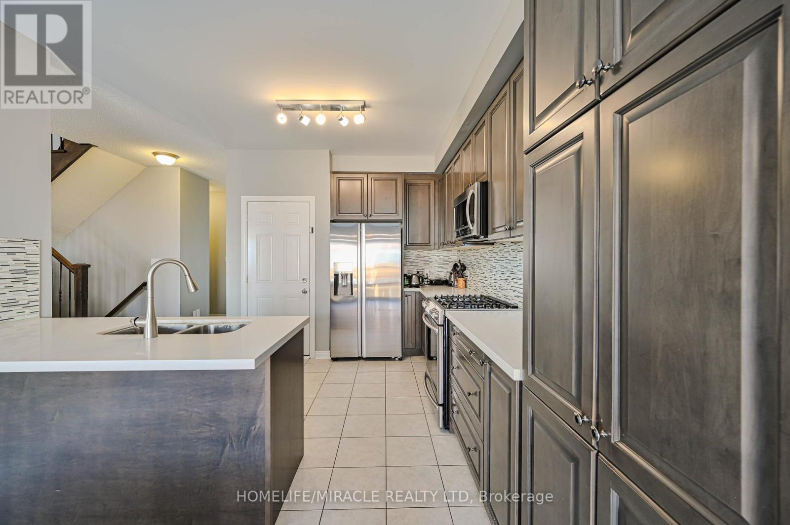 15 Fringetree Road, Brampton (Sandringham-Wellington North), Ontario  L6R 3V8 - Photo 9 - W12058715