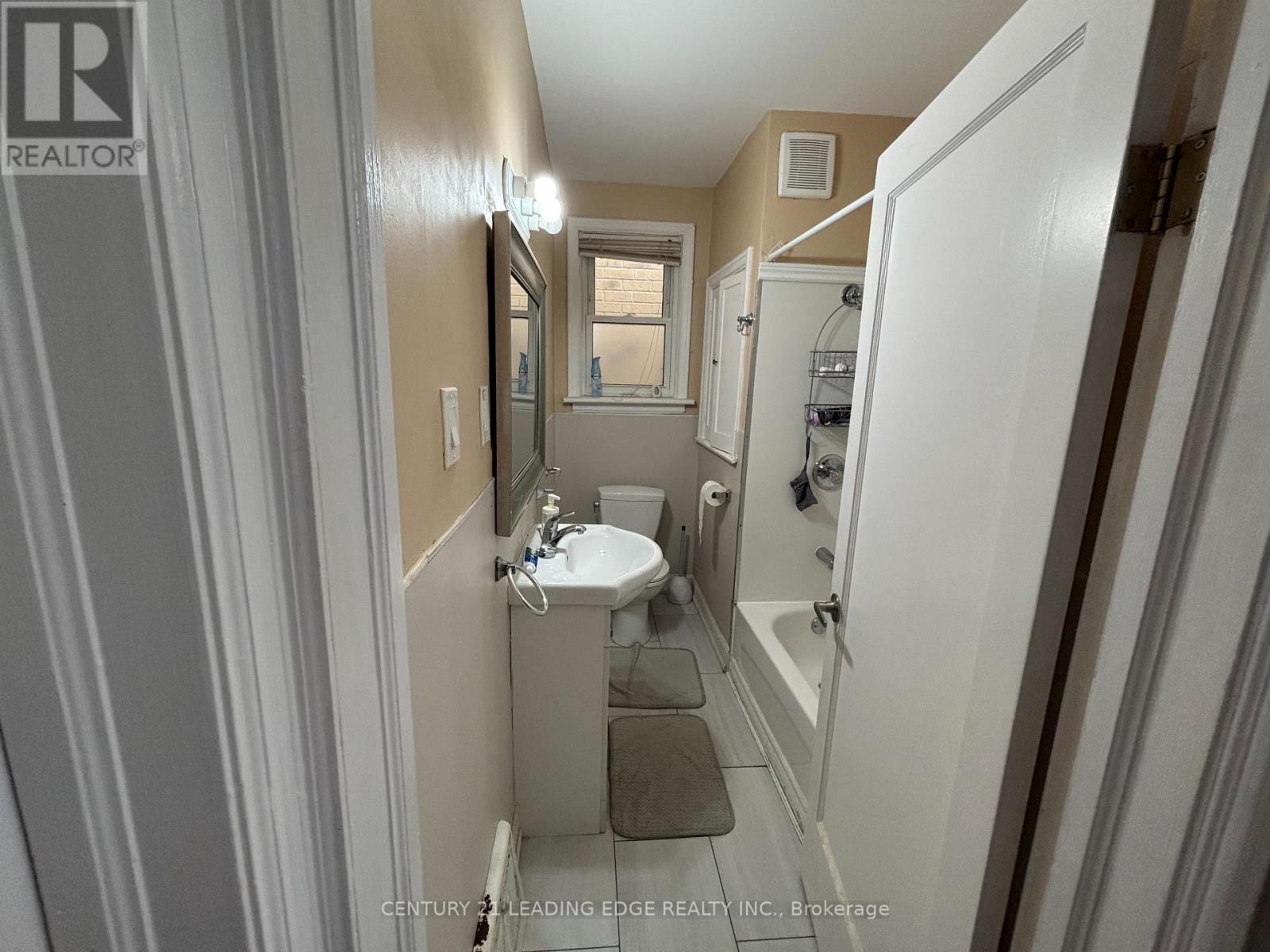 106 Whitney Avenue, Hamilton (Ainslie Wood), Ontario  L8S 2G5 - Photo 18 - X12064380