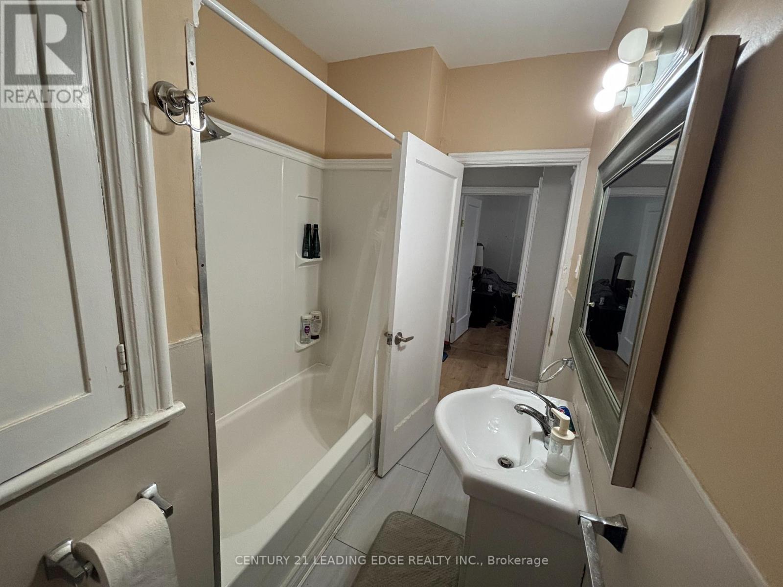 106 Whitney Avenue, Hamilton (Ainslie Wood), Ontario  L8S 2G5 - Photo 19 - X12064380
