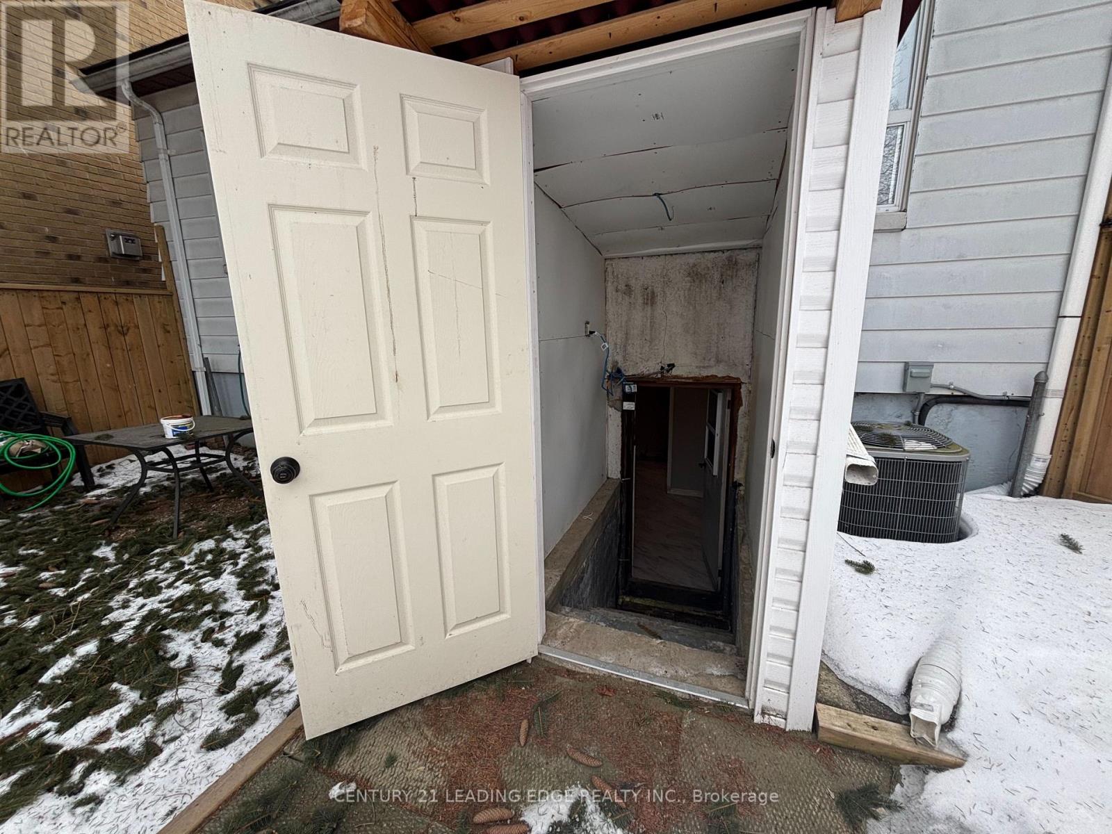 106 Whitney Avenue, Hamilton (Ainslie Wood), Ontario  L8S 2G5 - Photo 36 - X12064380
