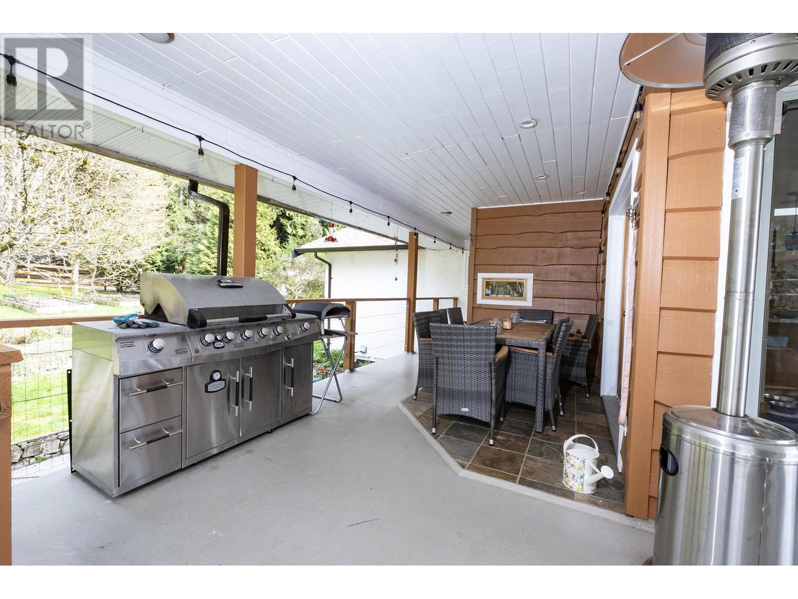 1930 Ranch Road, Roberts Creek, British Columbia  V0N 2W5 - Photo 11 - R2986513