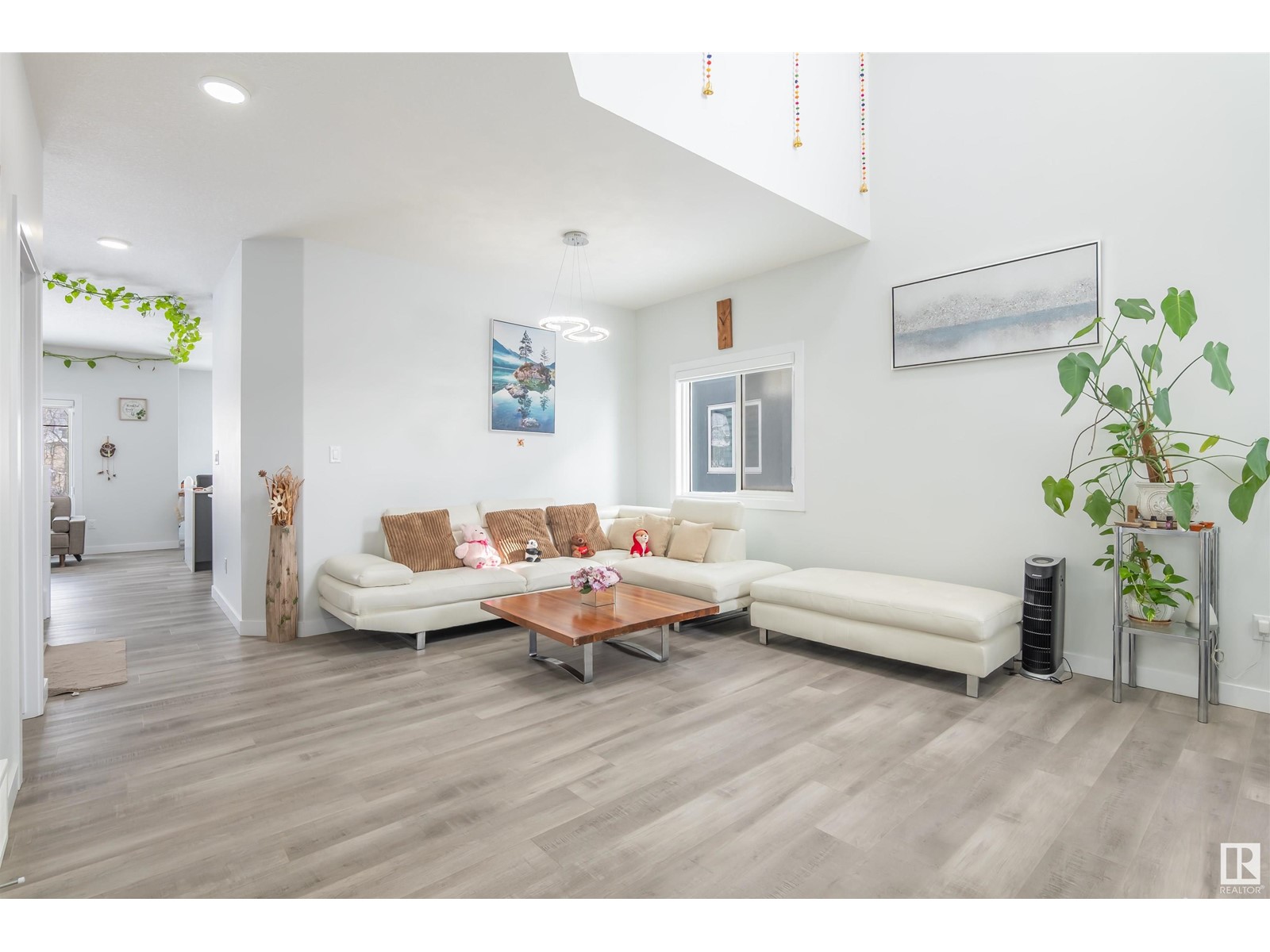 Property at 348 33 AV NW NW image 3
