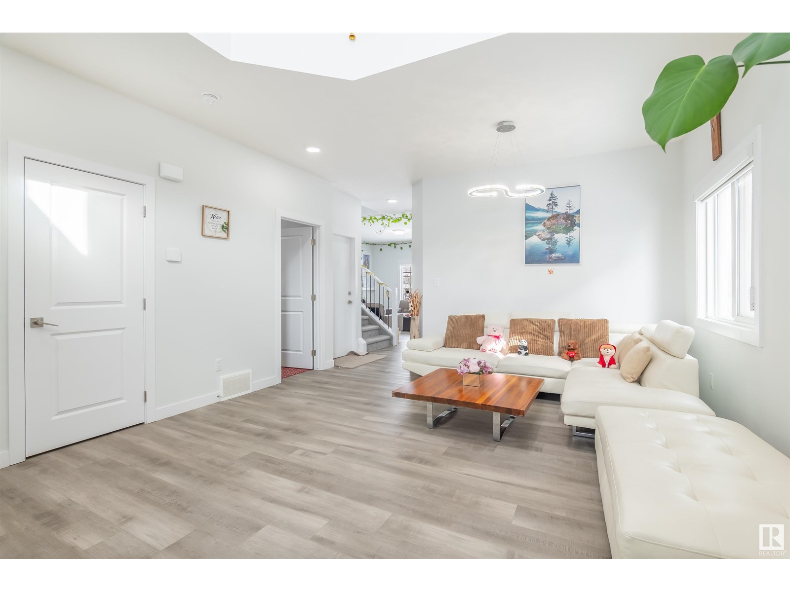 Property at 348 33 AV NW NW image 4