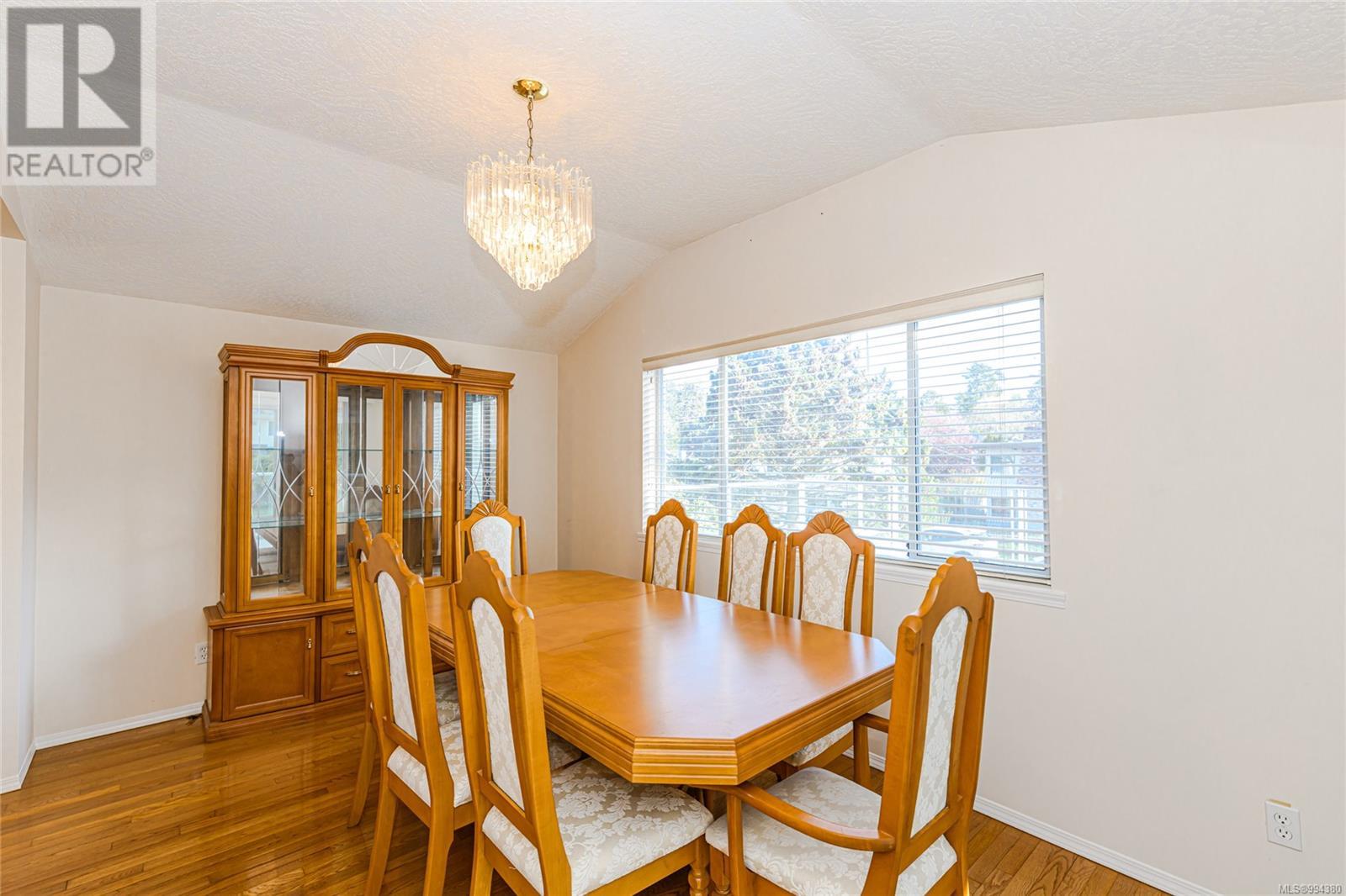Property at 4251 Parkside Cres image 2