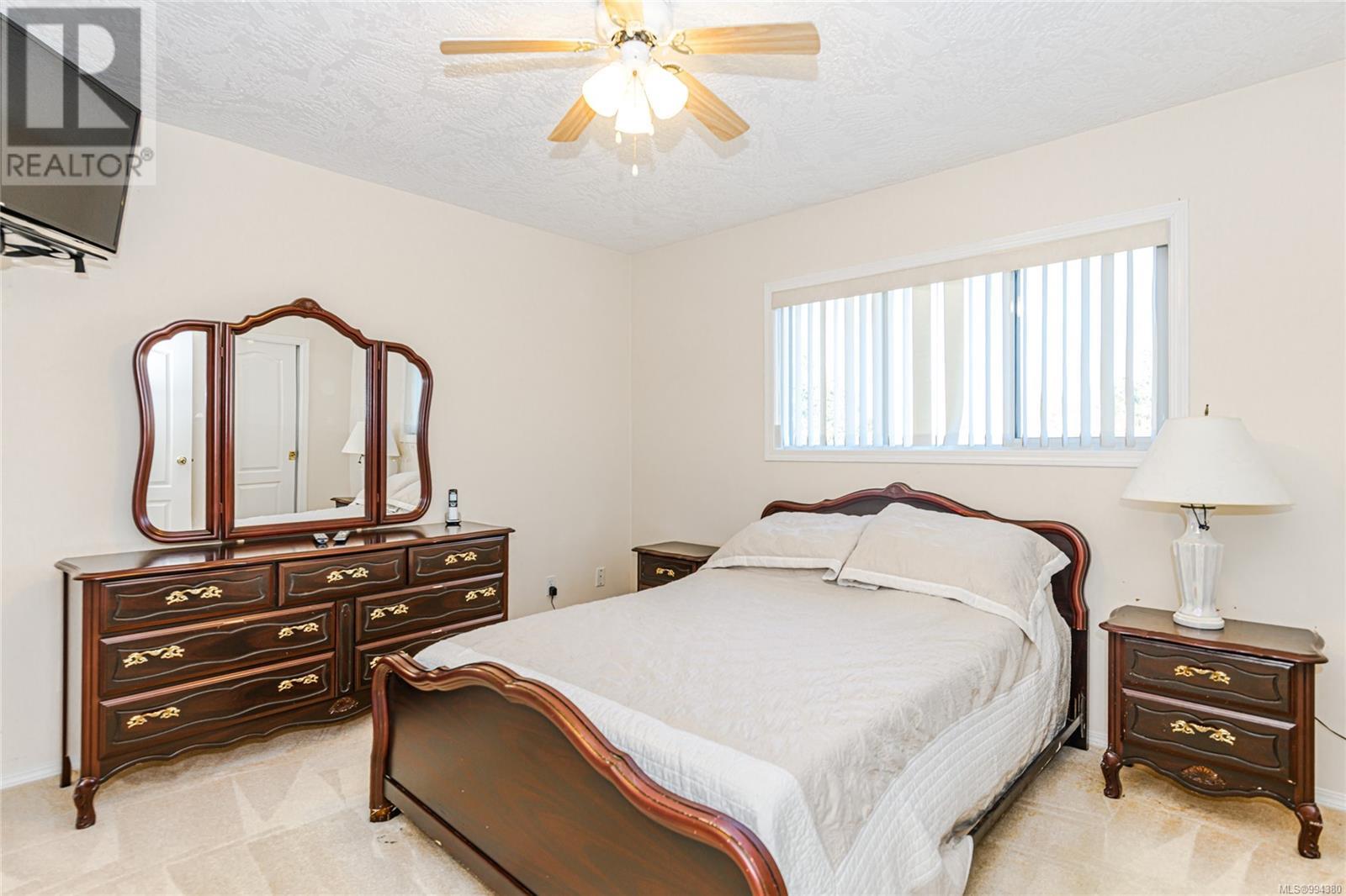 Property at 4251 Parkside Cres image 5