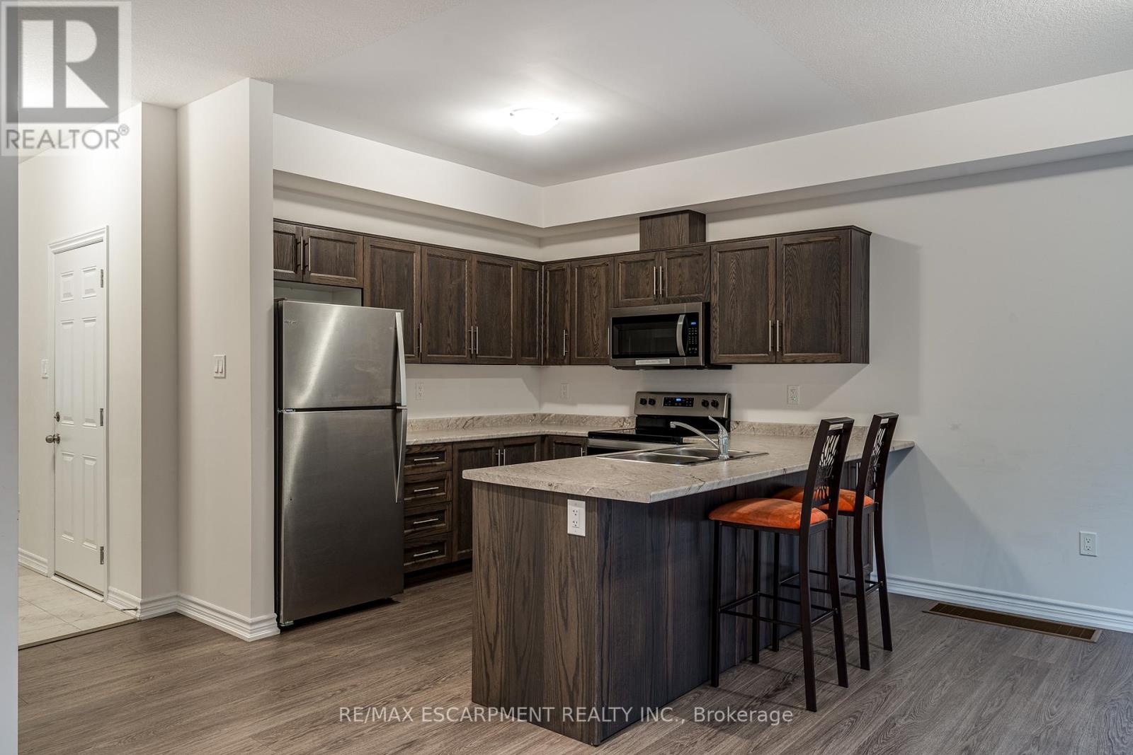 70 Dewberry Drive, Kitchener, Ontario  N2B 0A9 - Photo 6 - X12064470