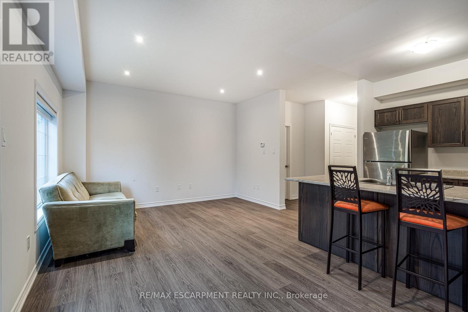 70 Dewberry Drive, Kitchener, Ontario  N2B 0A9 - Photo 8 - X12064470