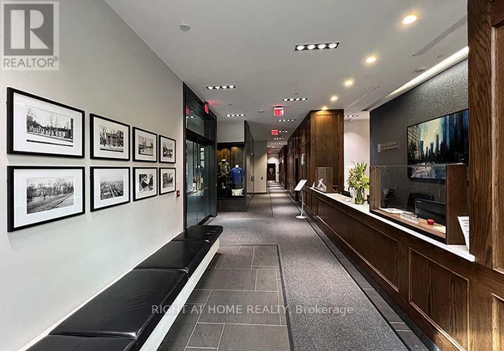 2207 - 426 University Avenue, Toronto, Ontario  M5G 1S9 - Photo 3 - C12064490