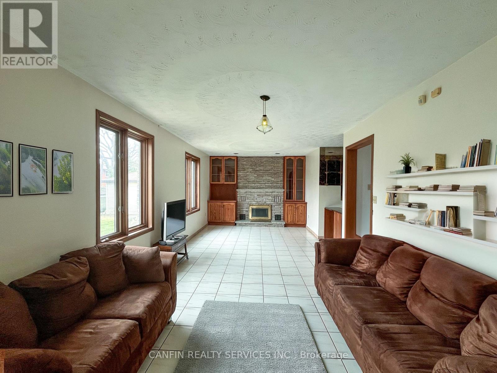 Property at 39 CORINTHIAN DRIVE image 3