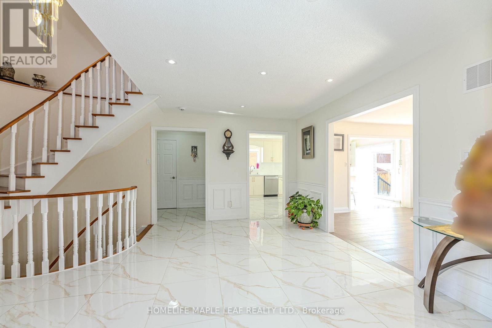1310 Greenridge Circle, Oakville, Ontario  L6M 2J7 - Photo 9 - W12059223