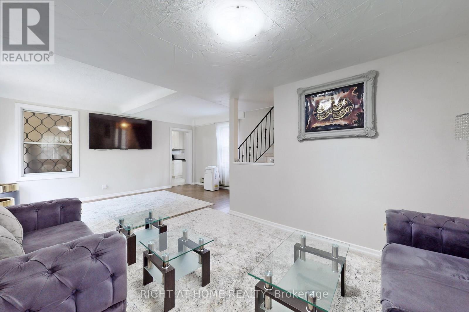 1 Edgebrook Drive, Toronto, Ontario  M9V 1E1 - Photo 9 - W12026903