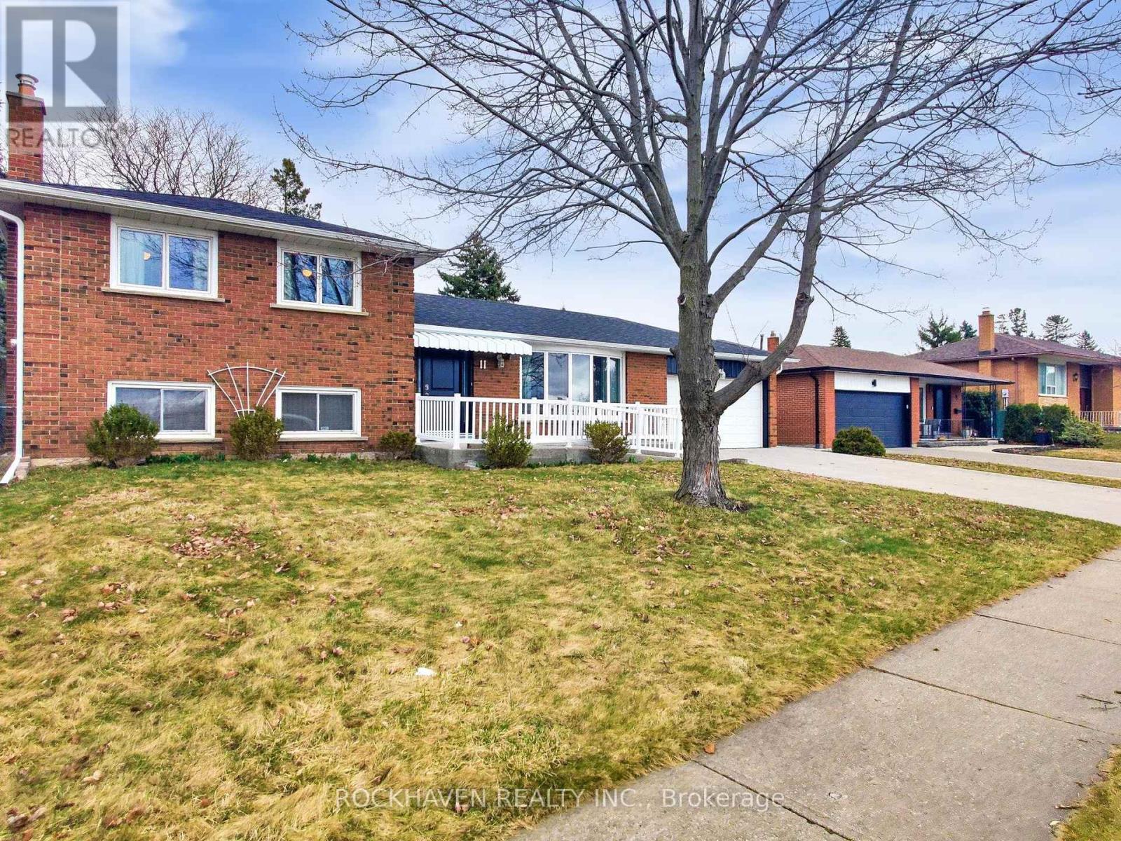 11 Meadowland Gate, Brampton, Ontario  L6W 3N8 - Photo 2 - W12064683