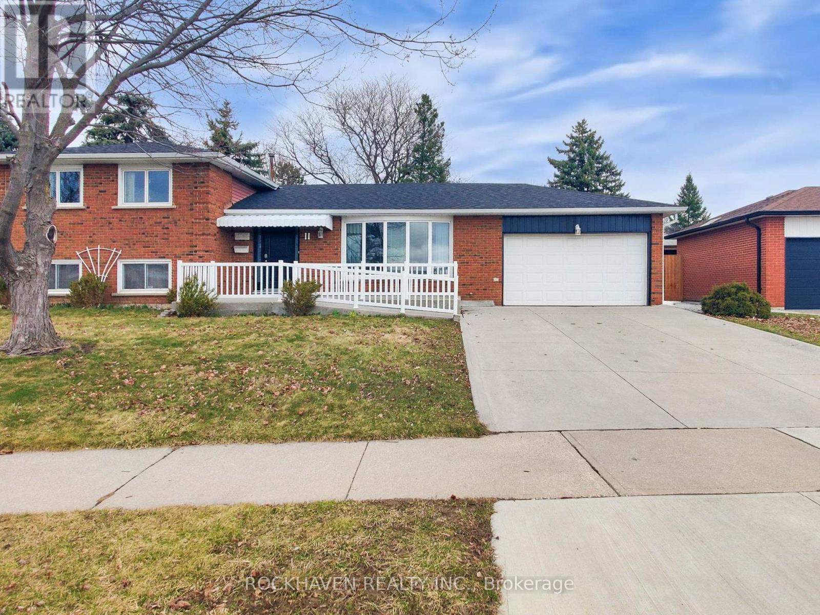 11 Meadowland Gate, Brampton, Ontario  L6W 3N8 - Photo 3 - W12064683