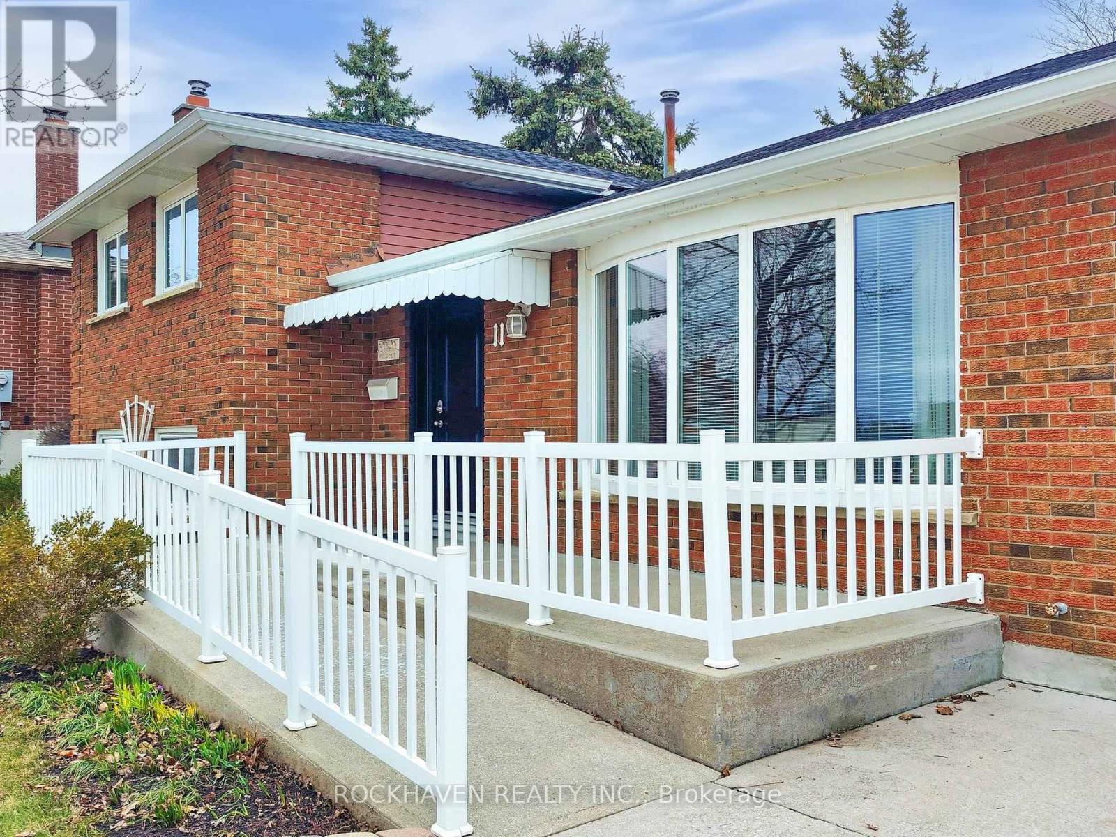 11 Meadowland Gate, Brampton, Ontario  L6W 3N8 - Photo 4 - W12064683