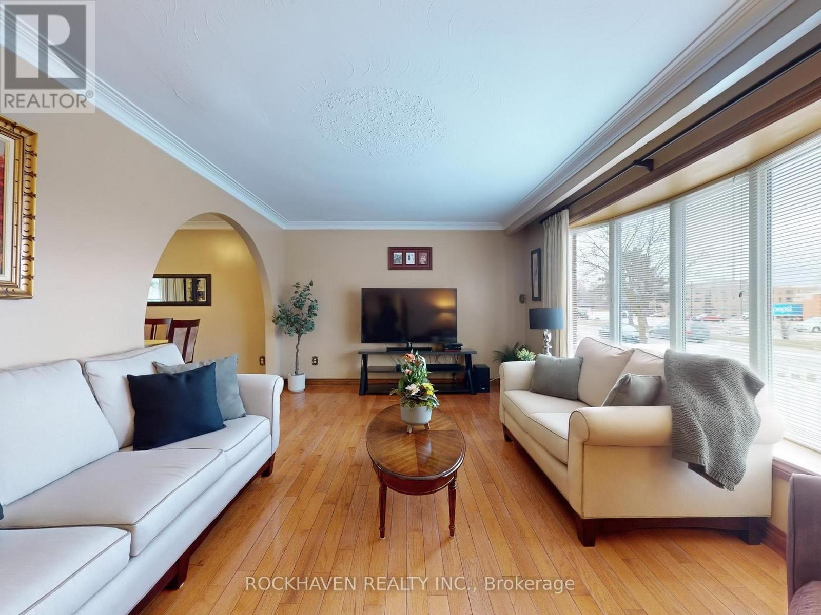 11 Meadowland Gate, Brampton, Ontario  L6W 3N8 - Photo 5 - W12064683