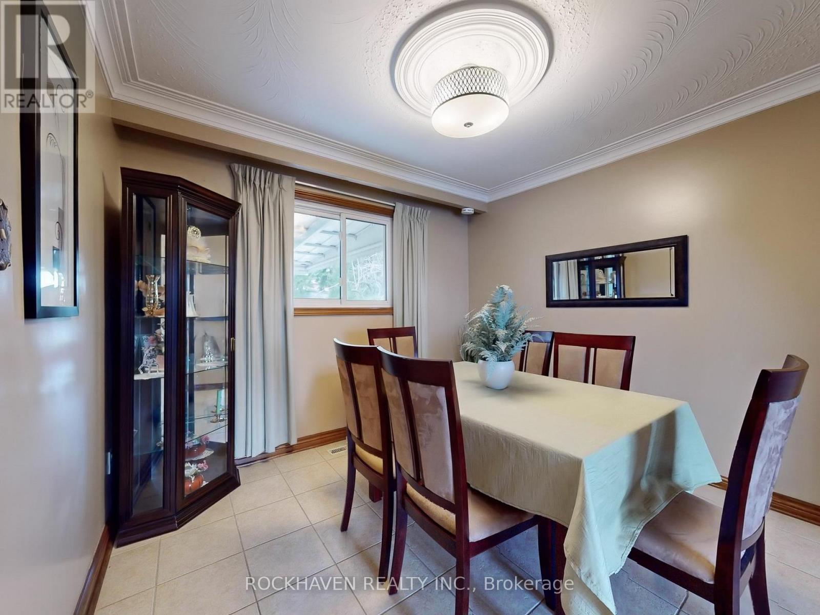 11 Meadowland Gate, Brampton, Ontario  L6W 3N8 - Photo 7 - W12064683