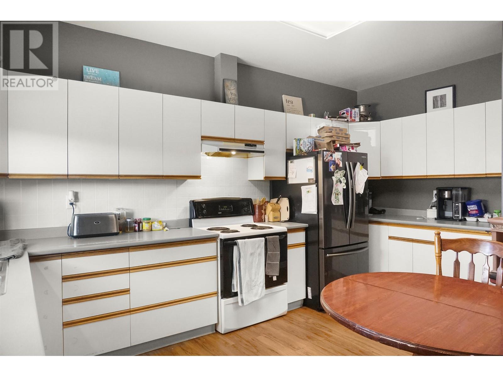 Property at 2 30 CLIFFORD STREET image 5