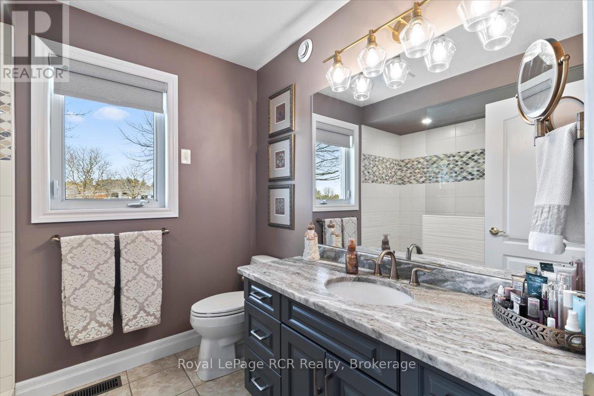 98 11th Avenue, Hanover, Ontario  N4N 3V2 - Photo 13 - X12064789